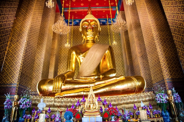 Gran estatua de Buda sentado en el templo budista