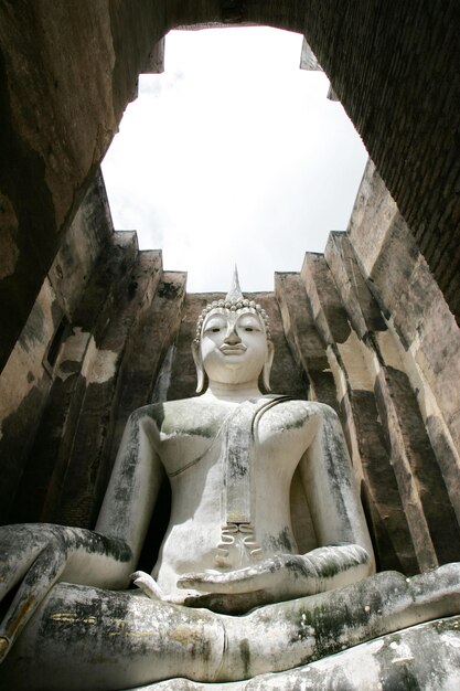 Gran estatua de Buda en el templo