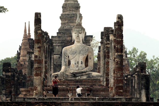 La gran estatua de Buda se ve hermosa.