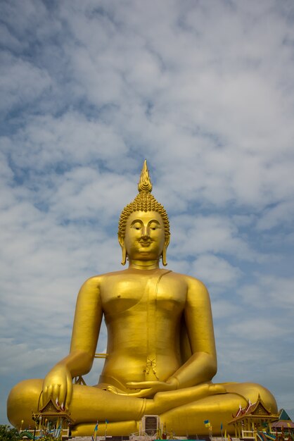 Una gran estatua de Buda