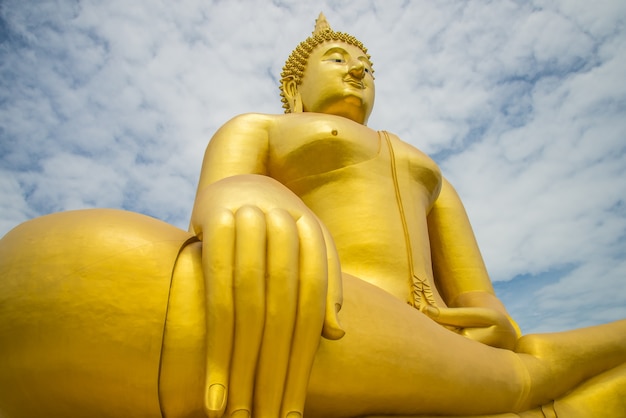 Una gran estatua de Buda