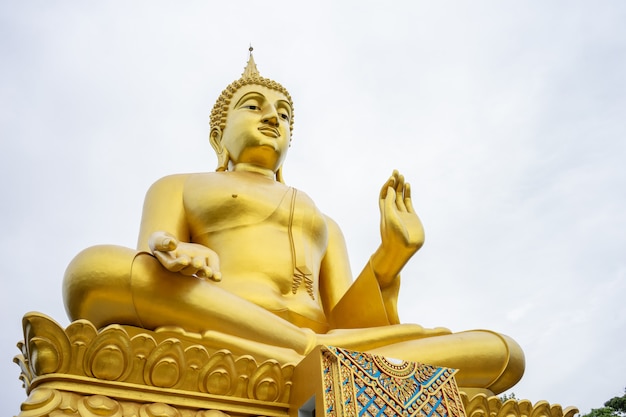 La gran estatua dorada de Buda se erige