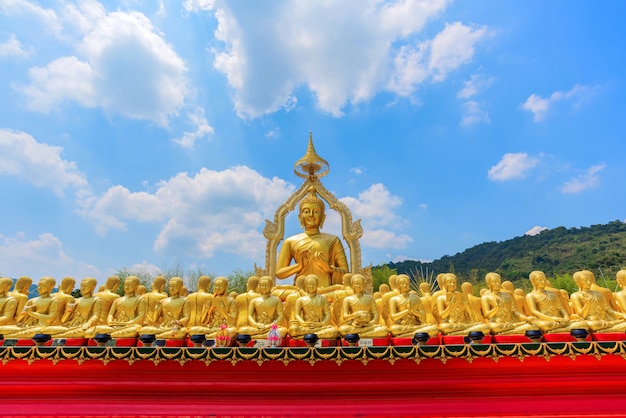 Gran estatua dorada de Buda entre pequeñas 1,250 estatuas de Buda