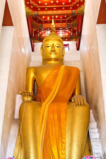 Gran estatua dorada de Buda en público Templo Wat Palelaiworaviharn en Suphanburi