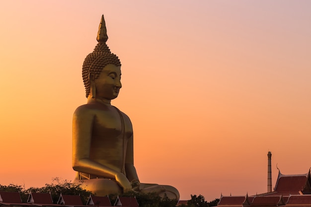 Gran estatua dorada de buda en tailandia