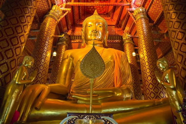 Gran estatua dorada de Buda en el templo en el templo Wat Phanan Choeng Worawihan, Ayutthaya