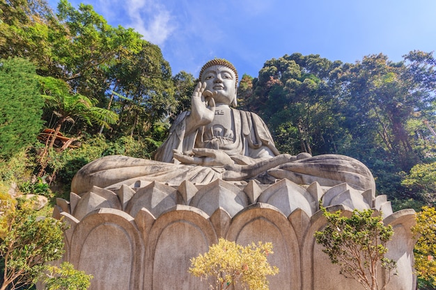 Gran estatua de piedra de Buda en Chin Swee Caves Temple