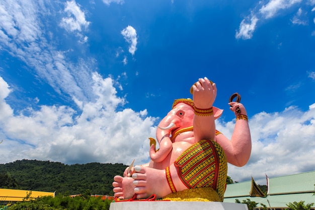 Gran estatua rosa de Ganesha en la provincia de Nakhon Nayok del templo de Ganesha, Tailandia