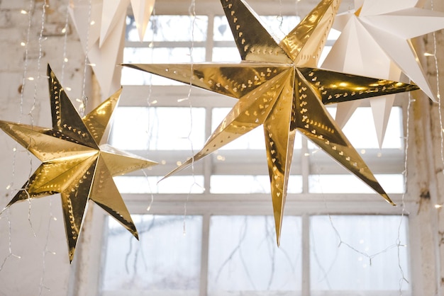 Gran estrella dorada, adornos y decoraciones navideñas. Estrellas brillantes. Decoración de fiesta.