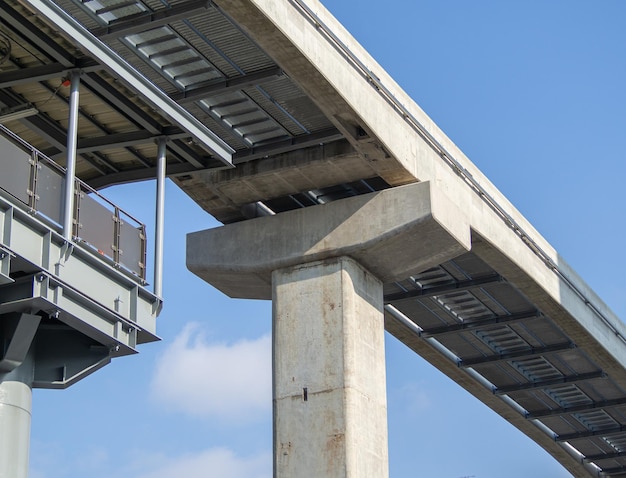 Una gran estructura de postes para trenes eléctricos o autopistas. Patrón de fondo de la ingeniería moderna