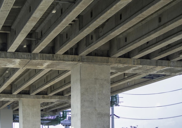 Una gran estructura de postes para trenes eléctricos o autopistas. Patrón de fondo de la ingeniería moderna