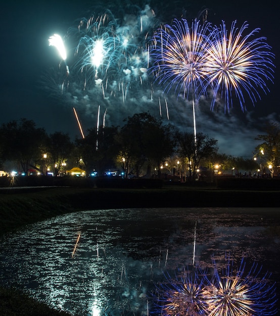 Un gran evento de exhibición de fuegos artificiales.