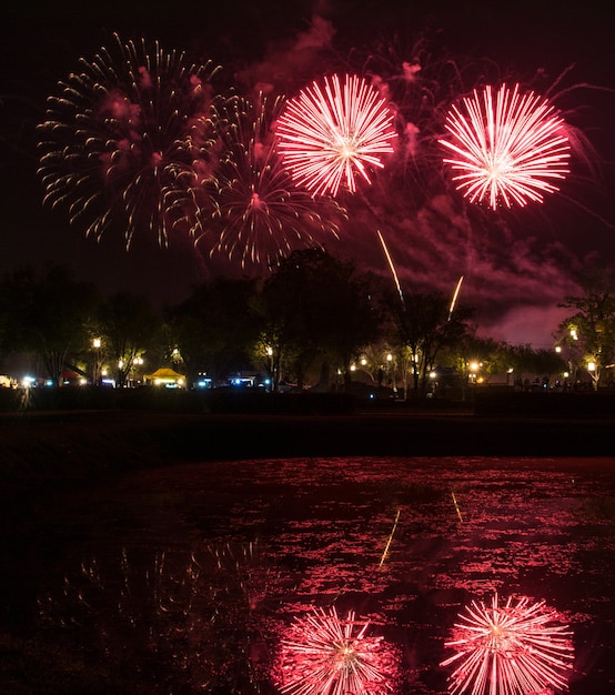 Un gran evento de exhibición de fuegos artificiales.