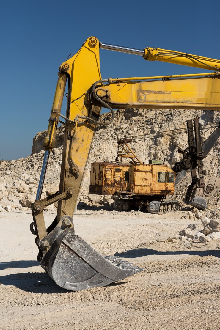 Foto una gran excavadora de orugas amarilla está extrayendo roca en una cantera.