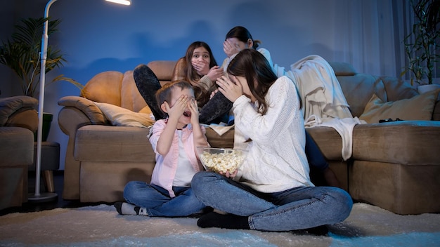 Foto la gran familia se asustó mientras veía una película de terror o un programa de televisión por la noche