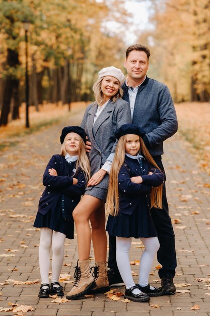 Una gran familia camina en el parque en otoño Gente feliz en el parque de otoño