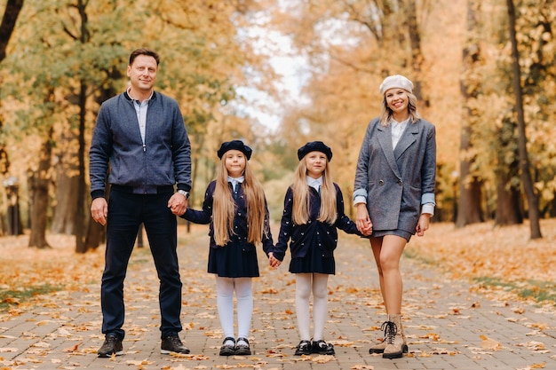 Una gran familia camina en el parque en otoño Gente feliz en el parque de otoño