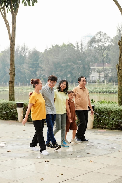 Gran Familia Caminando Juntos