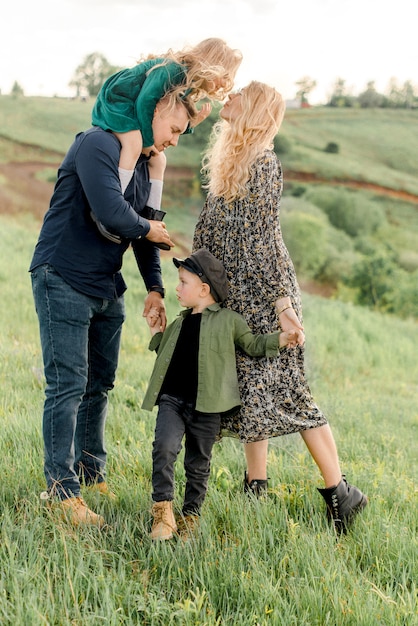 Gran familia en el campo