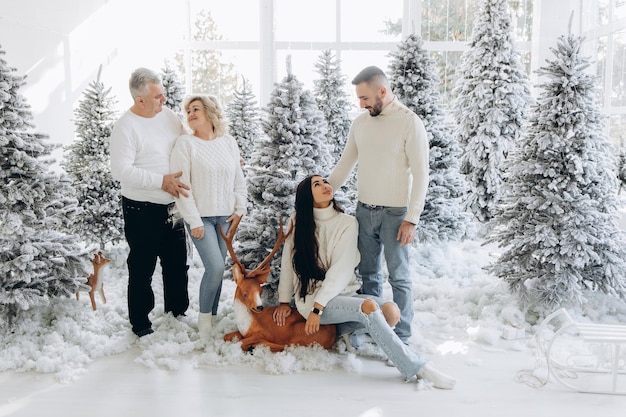 Gran familia celebrando la navidad