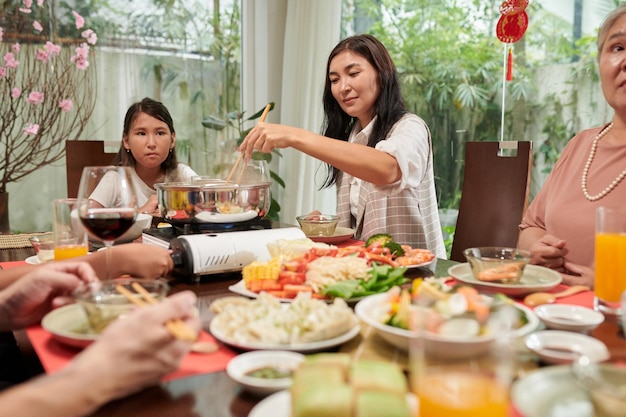 Gran familia disfrutando de sabrosos platos cocinados para el festival de primavera