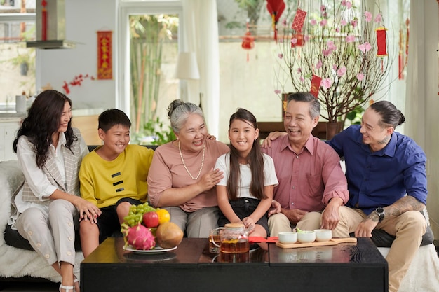 Gran familia feliz celebrando el año nuevo chino en casa