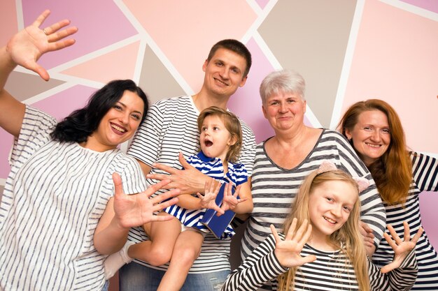 Gran familia feliz. madre con hija, hijo y nietas sobre un fondo brillante