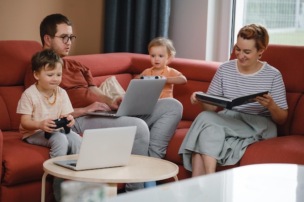 Foto gran familia feliz viendo películas jugando juegos en la computadora portátil madre padre niños pasando tiempo con