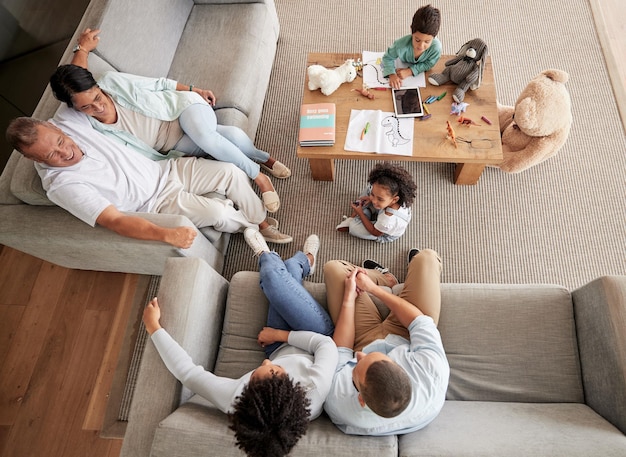 Una gran familia habla y se une durante la visita y se sienta en un sofá en el salón con niños, padres y abuelos. Ama la felicidad y los invitados o personas de varias generaciones juntas para relajarse y divertirse.