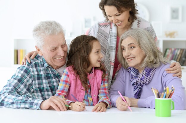 Gran familia con una linda niña haciendo la tarea juntos