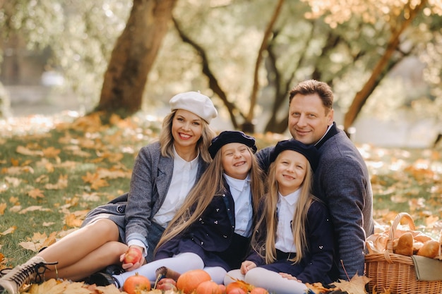 Una gran familia en un picnic en otoño en un parque natural Gente feliz en el parque de otoño