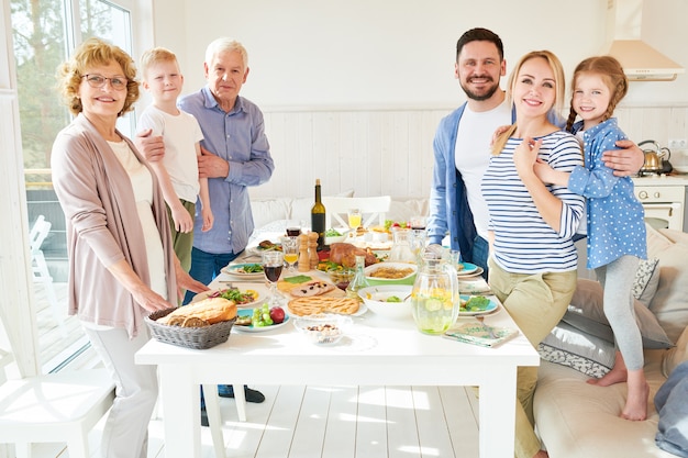 Gran familia posando en la mesa de la cena