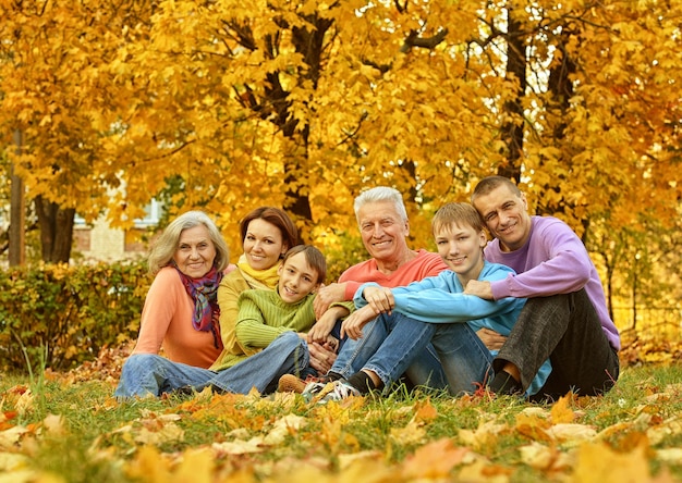 Gran familia sentada en el suelo