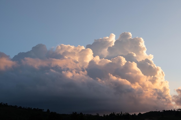 Gran formación de nubes dramáticas al atardecer frente al cielo azul.