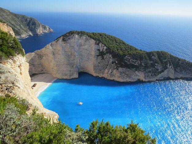 Foto una gran formación rocosa en el océano con lefkada en el fondo