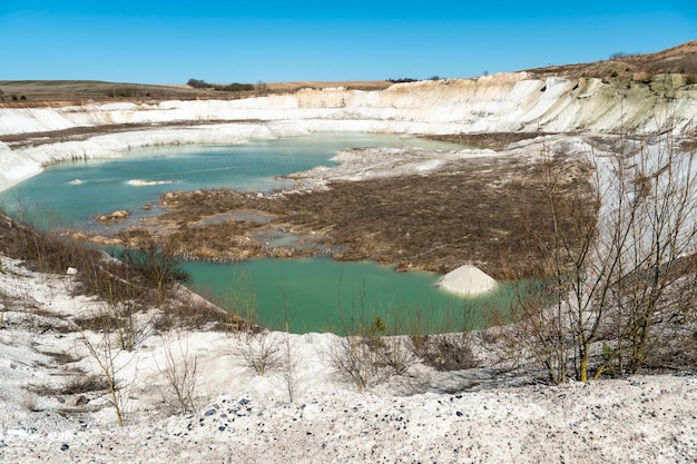 Gran foso de arena y lago Un antiguo complejo de canteras abandonadas inundadas Extracción de arena y piedra para aplicaciones industriales