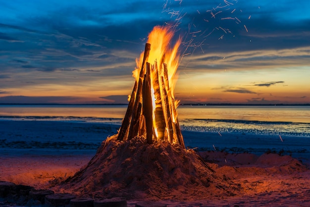 El gran fuego arde contra el fondo del cielo nocturno de cerca