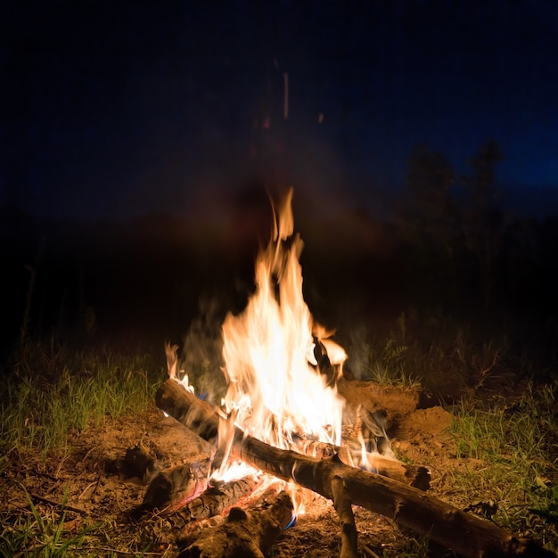 Gran fuego en hoguera naranja por la noche