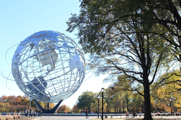 Foto un gran globo de vidrio está en el medio de un parque