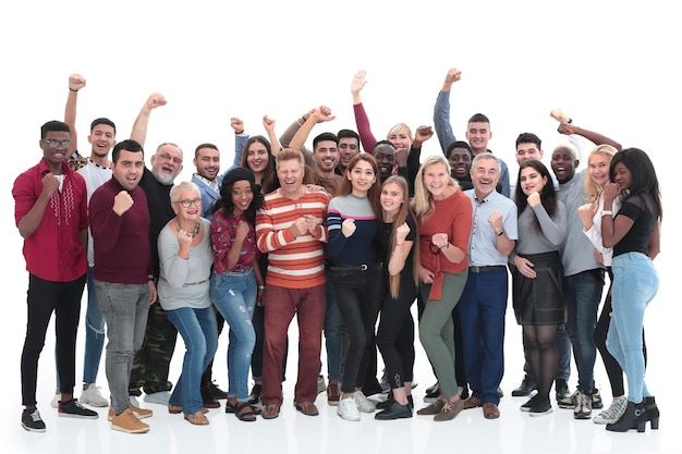 Gran grupo de diferentes personas felices de pie juntos