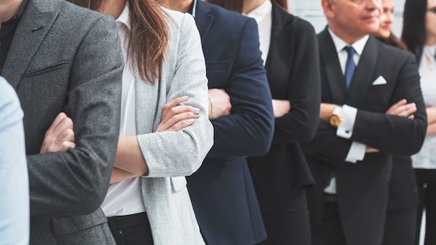 Gran grupo de empresarios exitosos de pie juntos. el concepto de trabajo en equipo