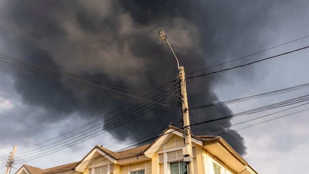 Un gran grupo de humo negro de un incendio en una casa