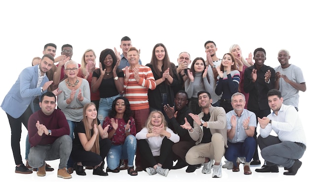 Foto gran grupo internacional de gente feliz aplaudiendo juntos