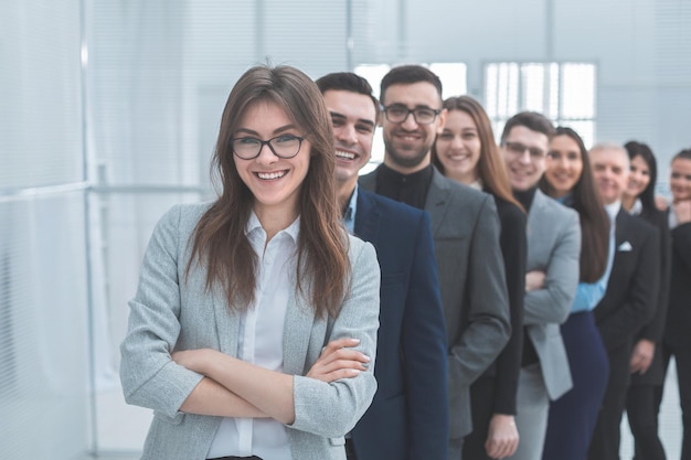 Gran grupo de jóvenes empresarios de pie en una fila. el concepto de trabajo en equipo