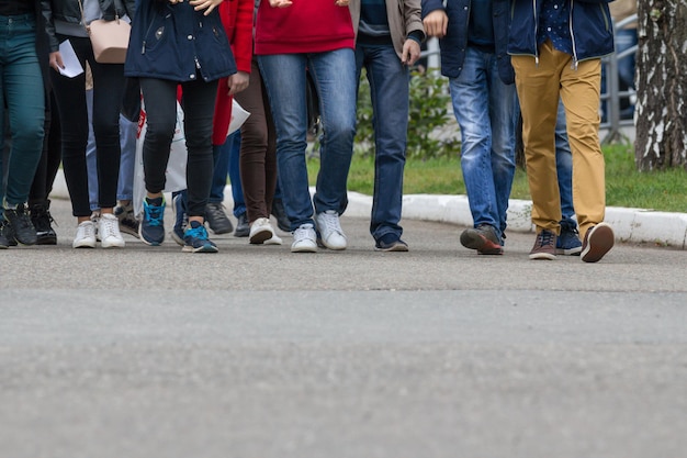 Un gran grupo de jóvenes - estudiantes o alumnos, otoño