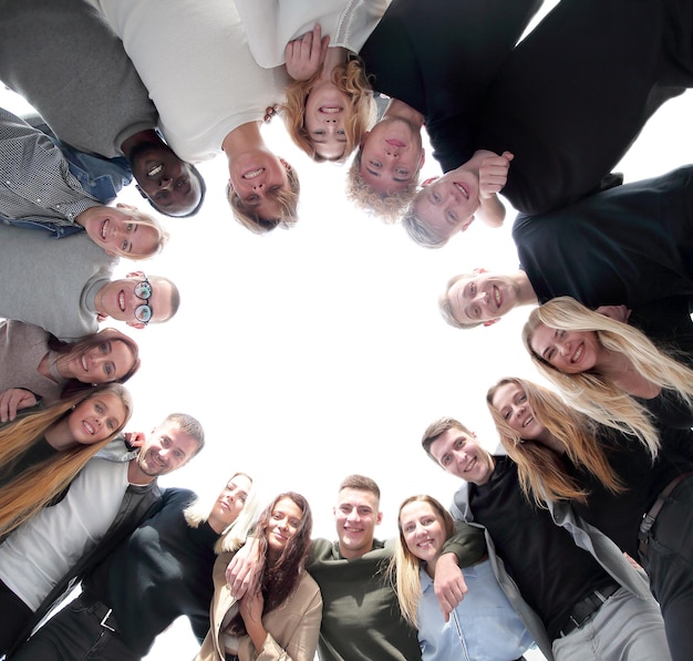 Foto gran grupo de jóvenes de pie en círculo