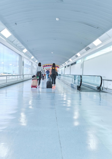 Un gran grupo de pasajeros que llegan al aeropuerto Panorama