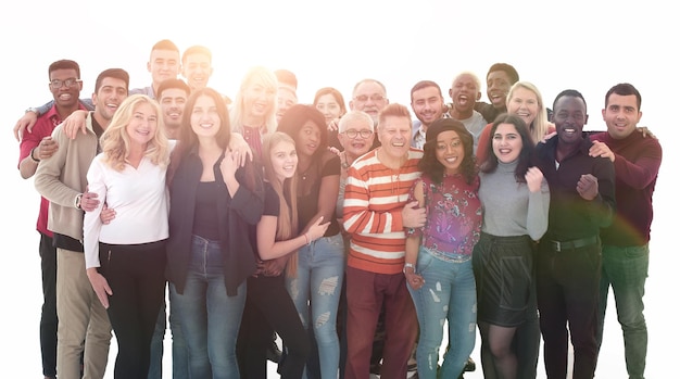 Gran grupo de personas divertidas y diversas de pie juntas