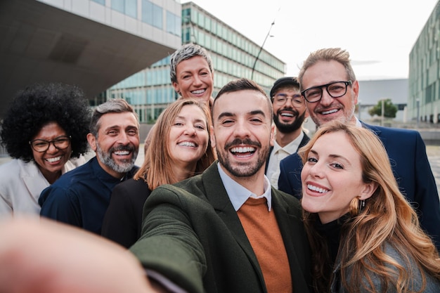 Gran grupo de personas de negocios sonriendo tomando un retrato selfie junta multitud de personas de negocios