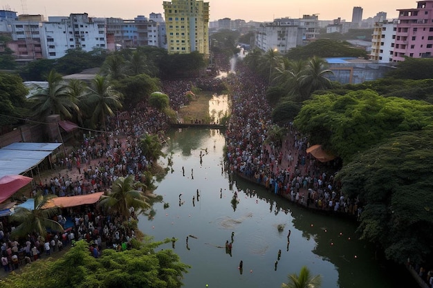 un gran grupo de personas se reúnen en un río